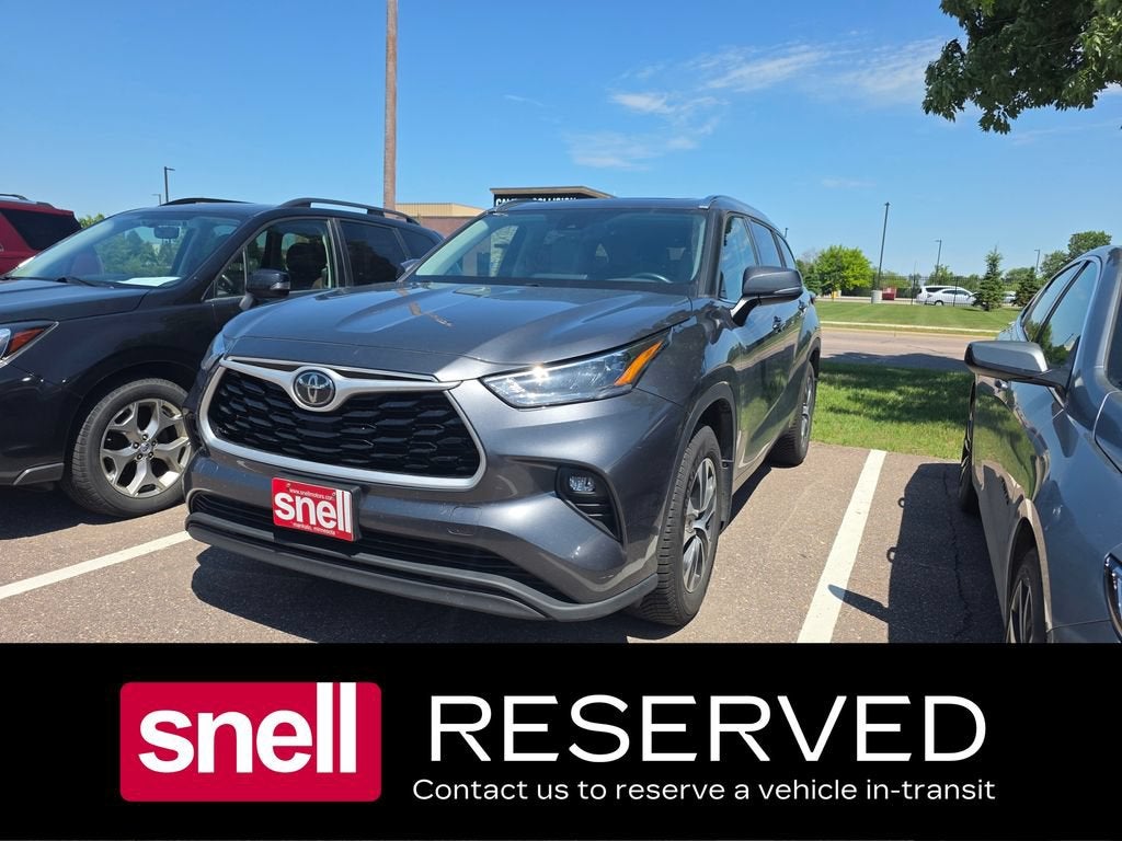 2020 Toyota Highlander XLE in White — front three-quarter view